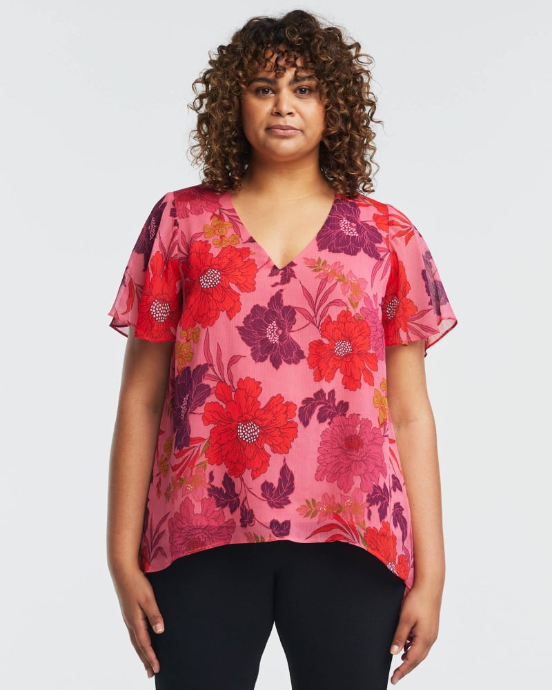 Front of a model wearing a size 18W Delta Top in Print by Estelle. | dia_product_style_image_id:349493